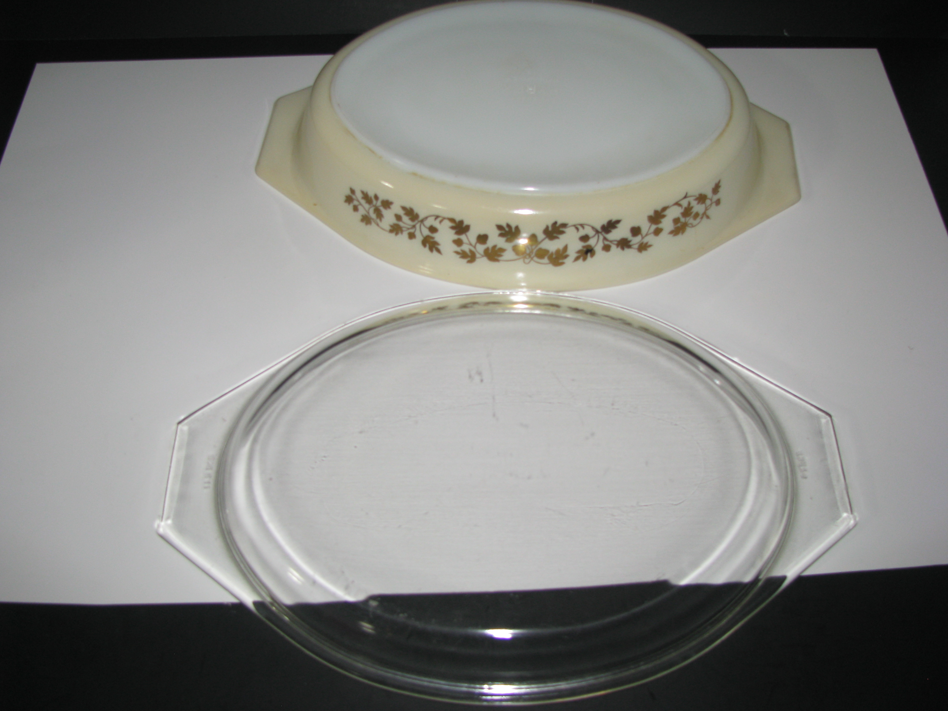 Vintage Pyrex Golden Acorn Oval 1.5qt Casserole Dish