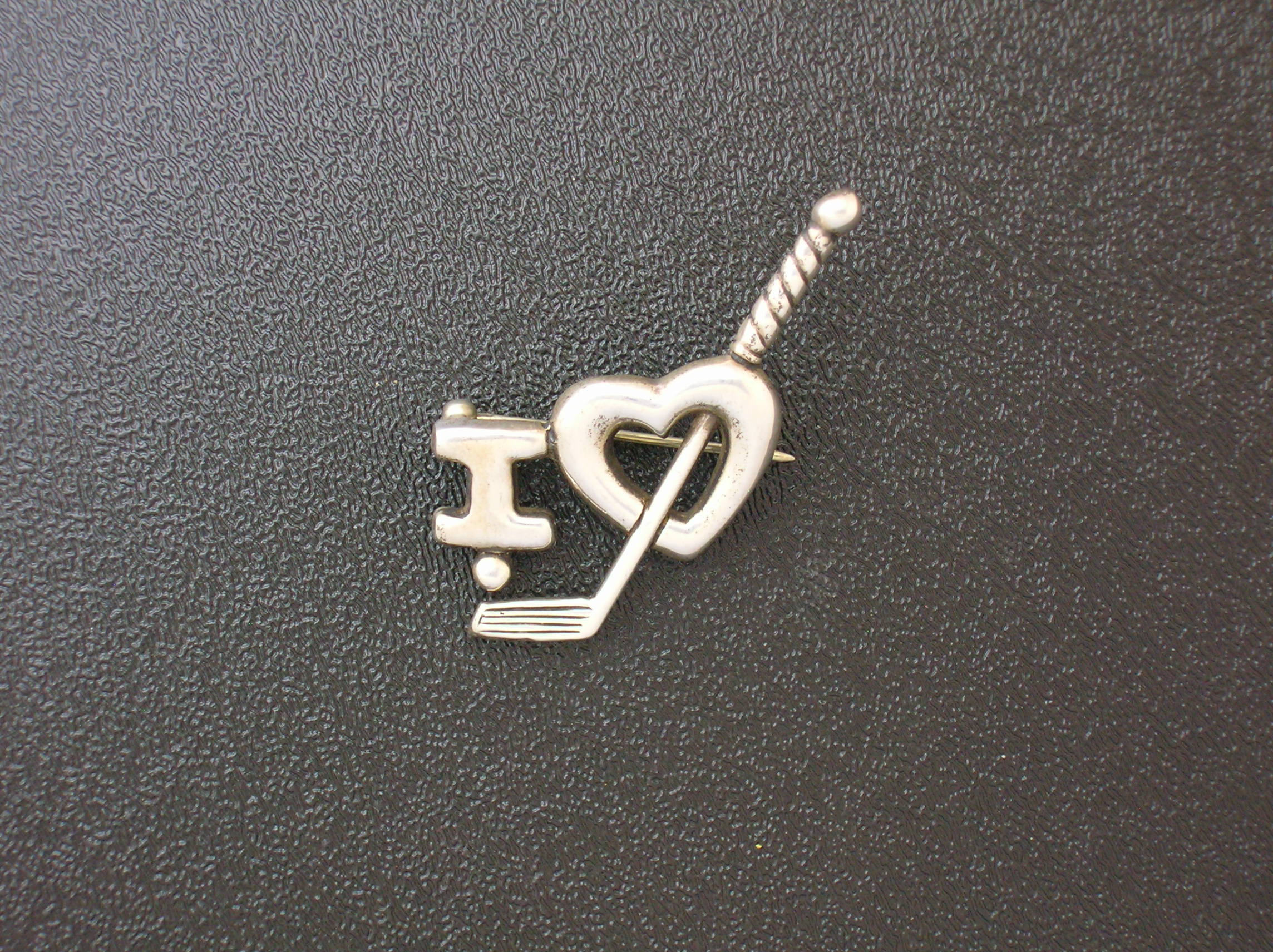 'I love golf' pin, brooch