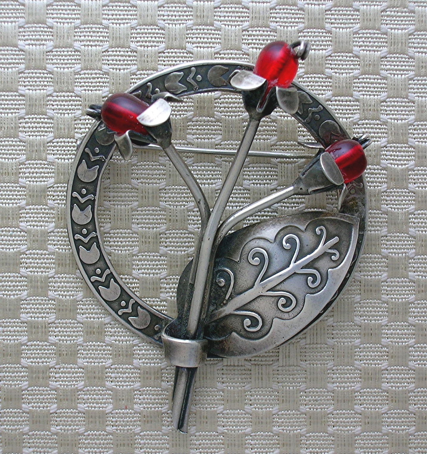 Silver mexica Flowers and Leaf brooch Red Glass Berries