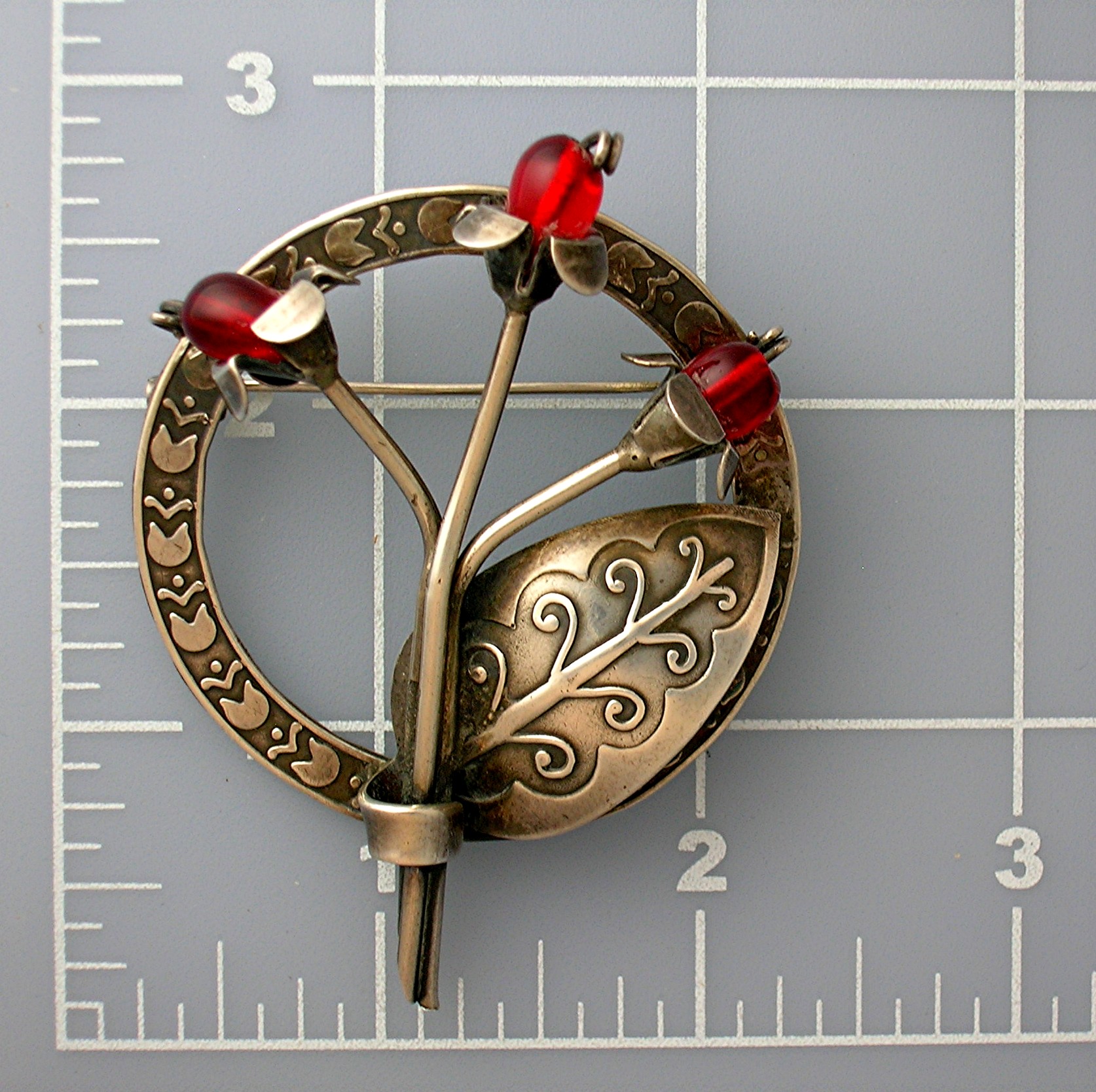Silver mexica Flowers and Leaf brooch Red Glass Berries