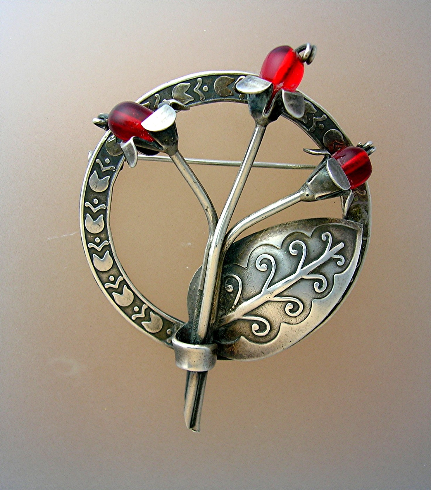 Silver mexica Flowers and Leaf brooch Red Glass Berries