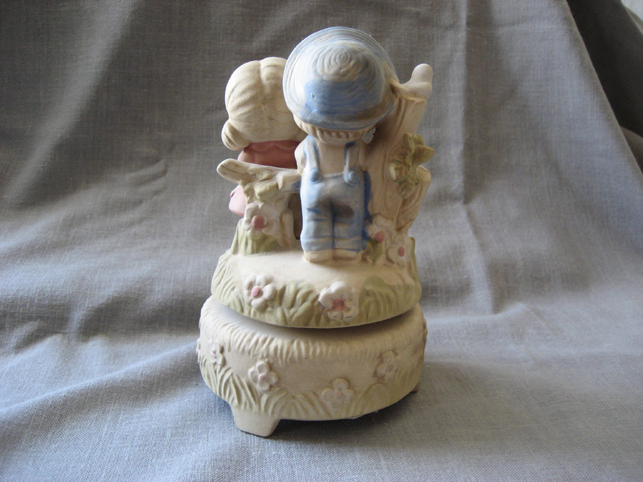 Couple on a Fence Music Boxq