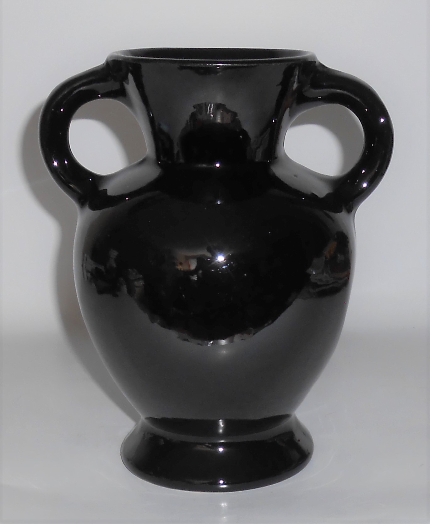 Cliftwood Art Pottery Gloss Black 7-3/8'' Twin Handled