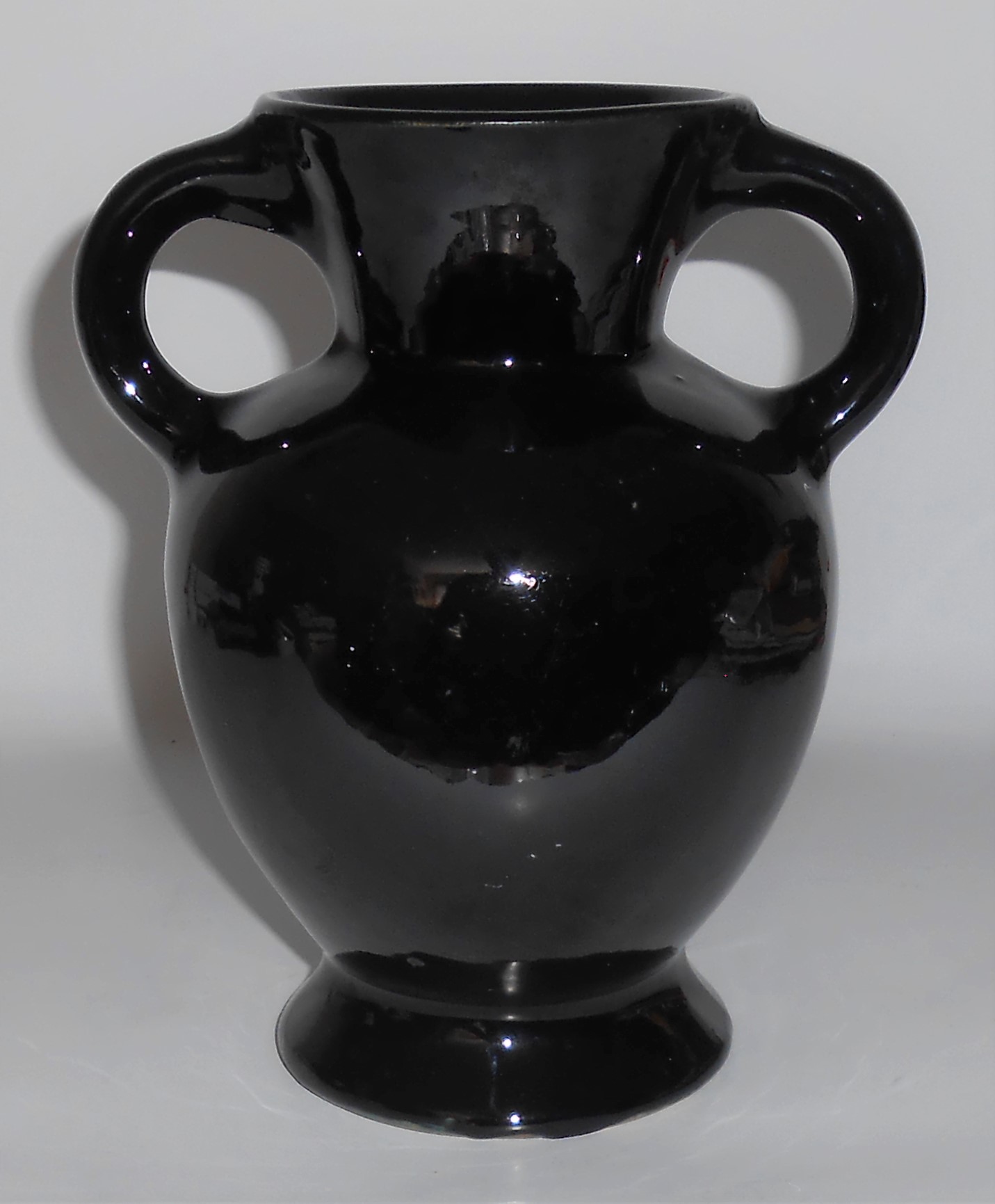 Cliftwood Art Pottery Gloss Black 7-3/8'' Twin Handled