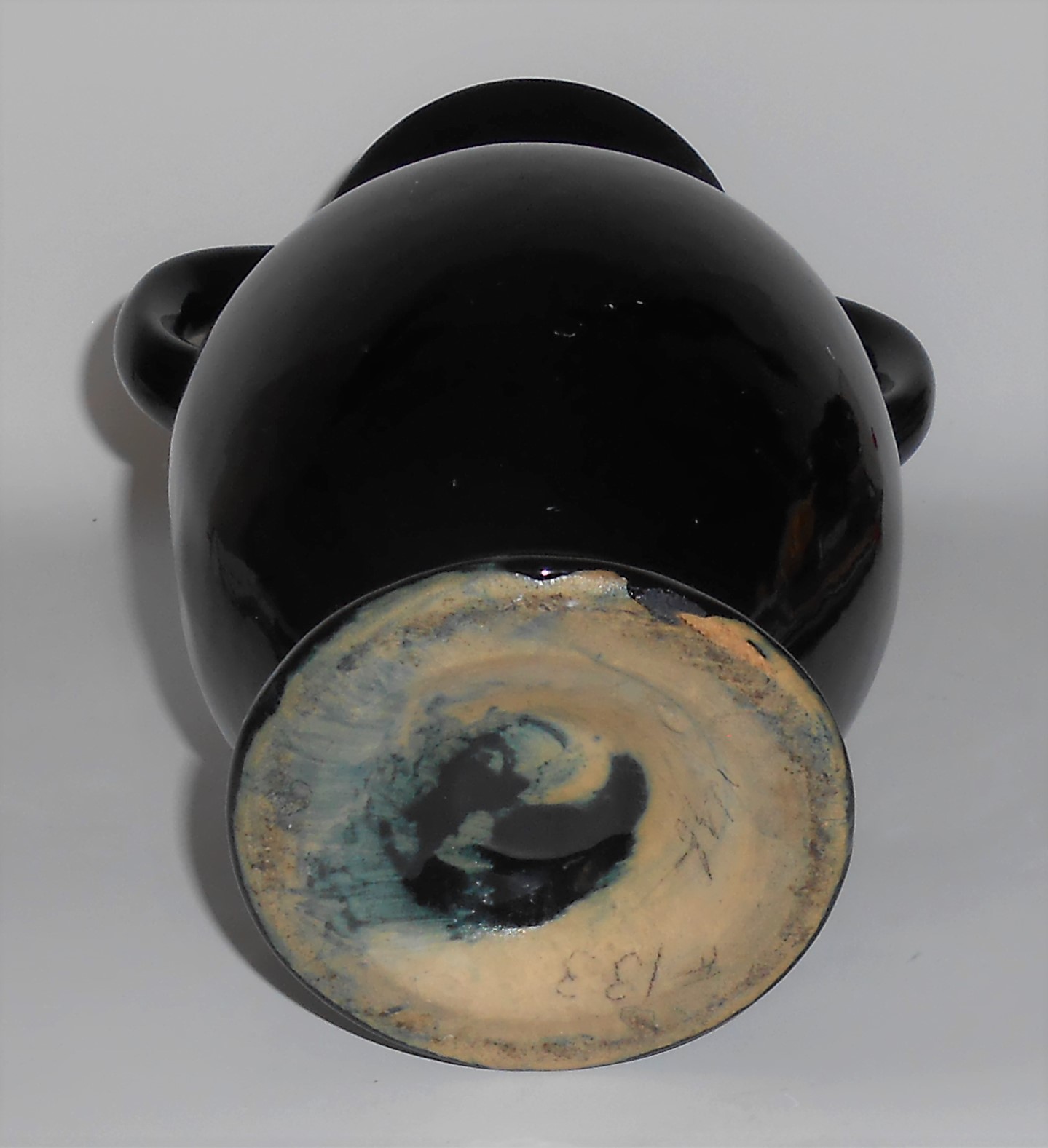 Cliftwood Art Pottery Gloss Black 7-3/8'' Twin Handled