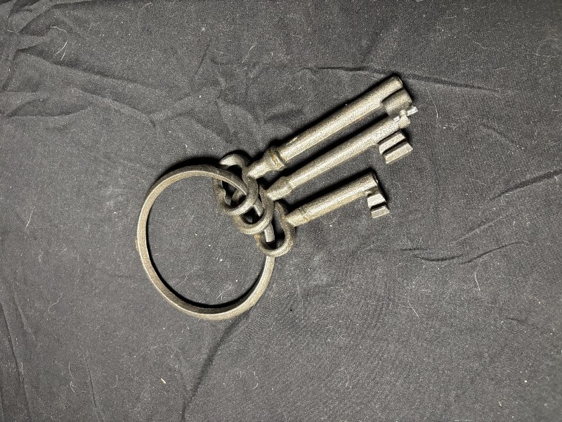 Vintage Cast Iron Jailers Key Ring 3 Oversized Skeleton Keys Rustic Wall Decor