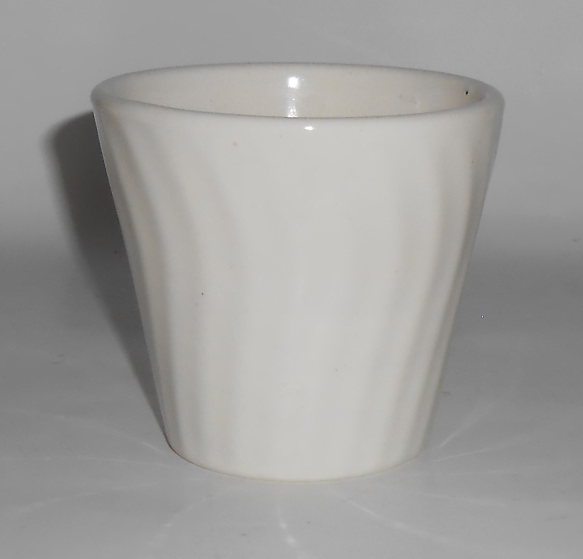 Vintage U.S. Pottery - Not Bauer - White Swirl Flower P