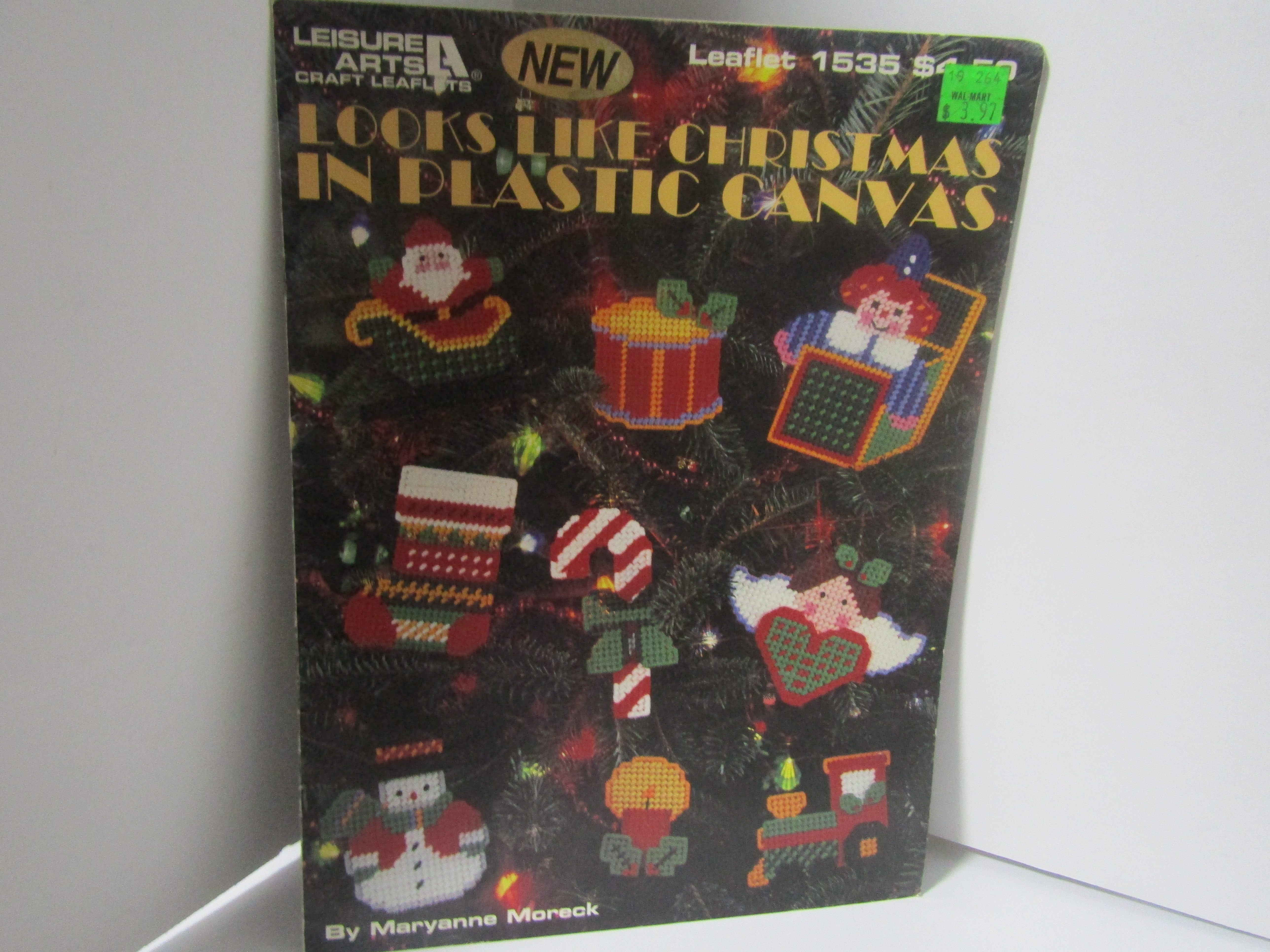 LeisureArts Looks Like Christmas In PlasticCanvas #1535
