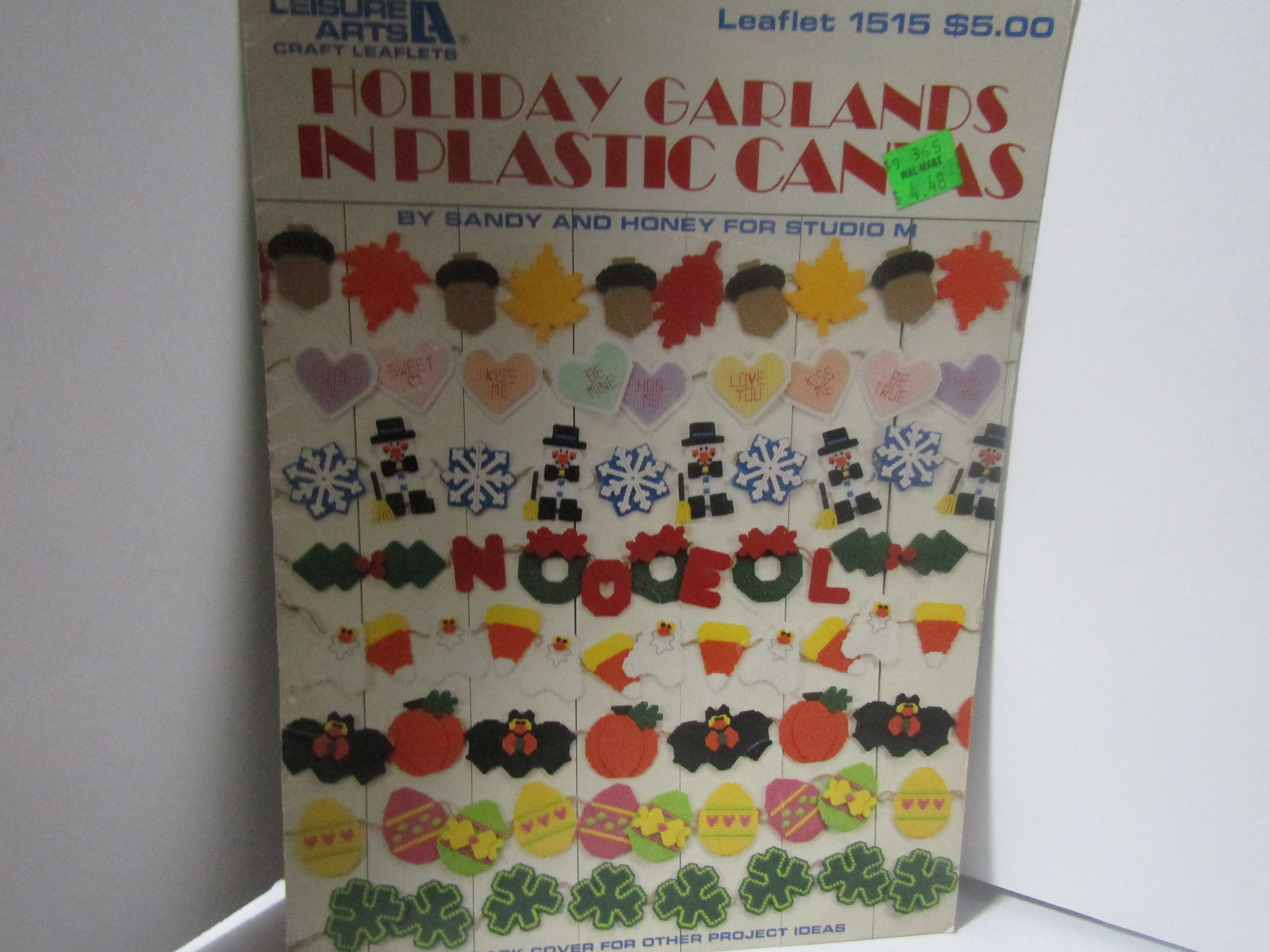 Leisure Arts HolidayGarlands In Plastic Canvas #1515