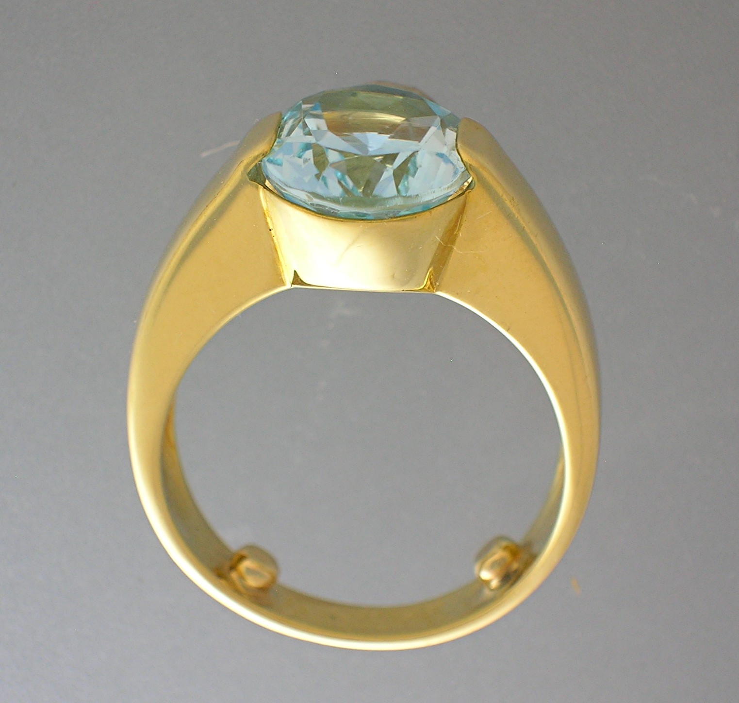 Ring 18K Gold 2 1/2 ct Blue Topaz
