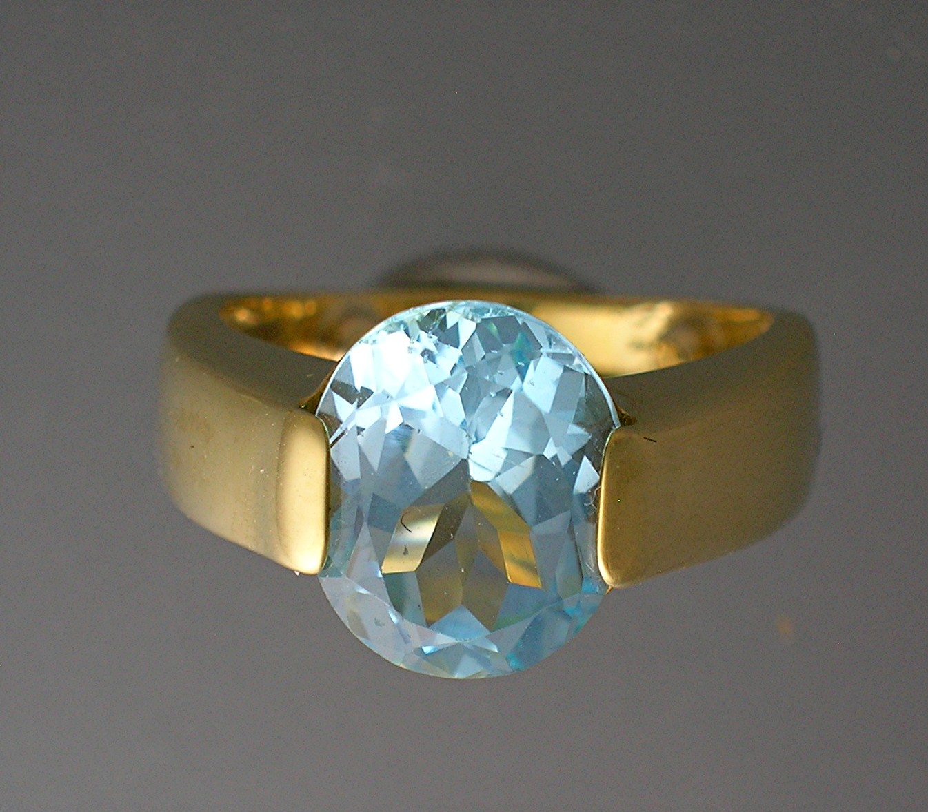 Ring 18K Gold 2 1/2 ct Blue Topaz