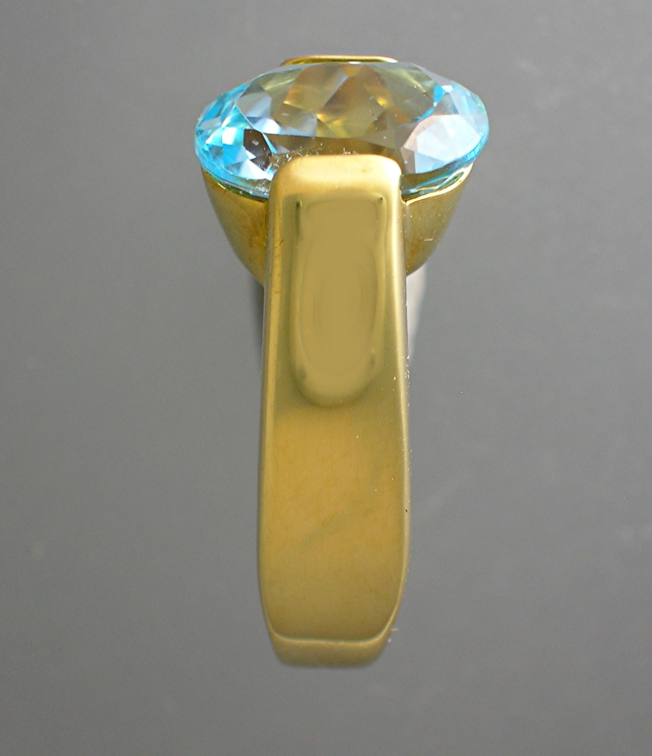Ring 18K Gold 2 1/2 ct Blue Topaz