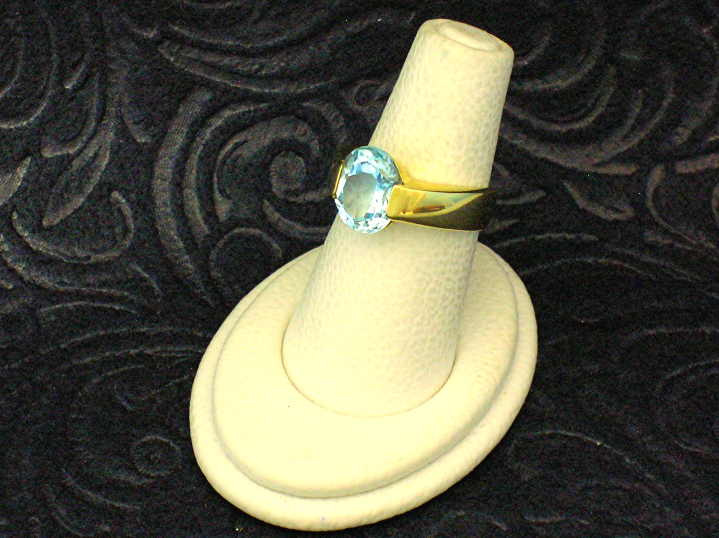 Ring 18K Gold 2 1/2 ct Blue Topaz
