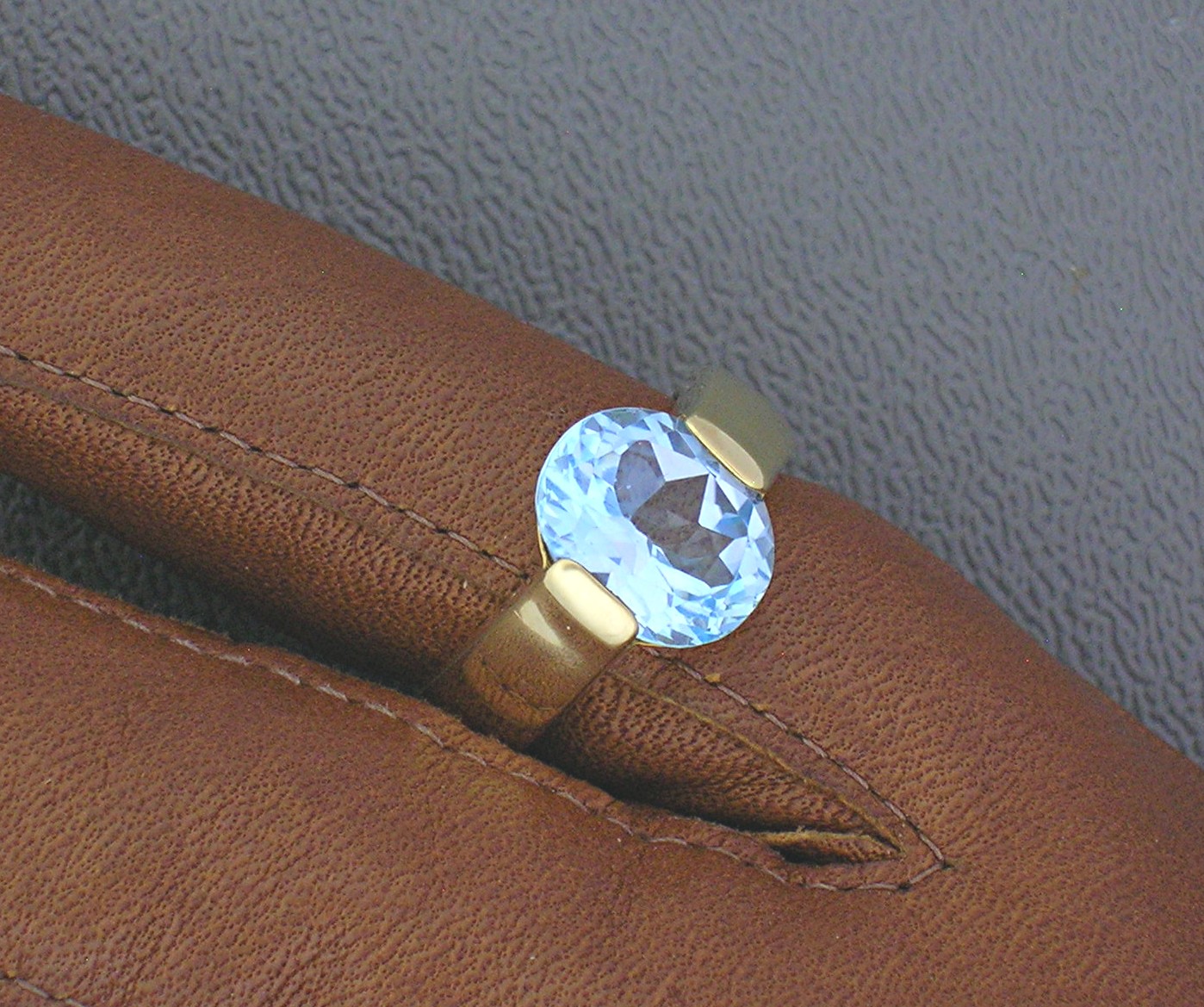 Ring 18K Gold 2 1/2 ct Blue Topaz