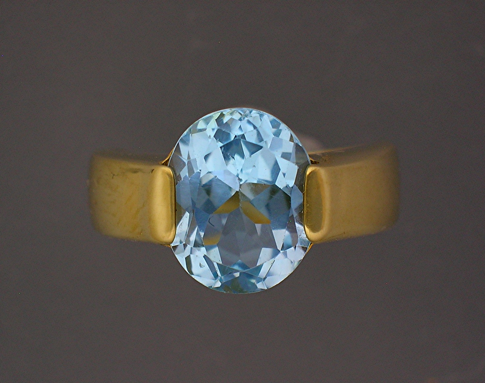 Ring 18K Gold 2 1/2 ct Blue Topaz