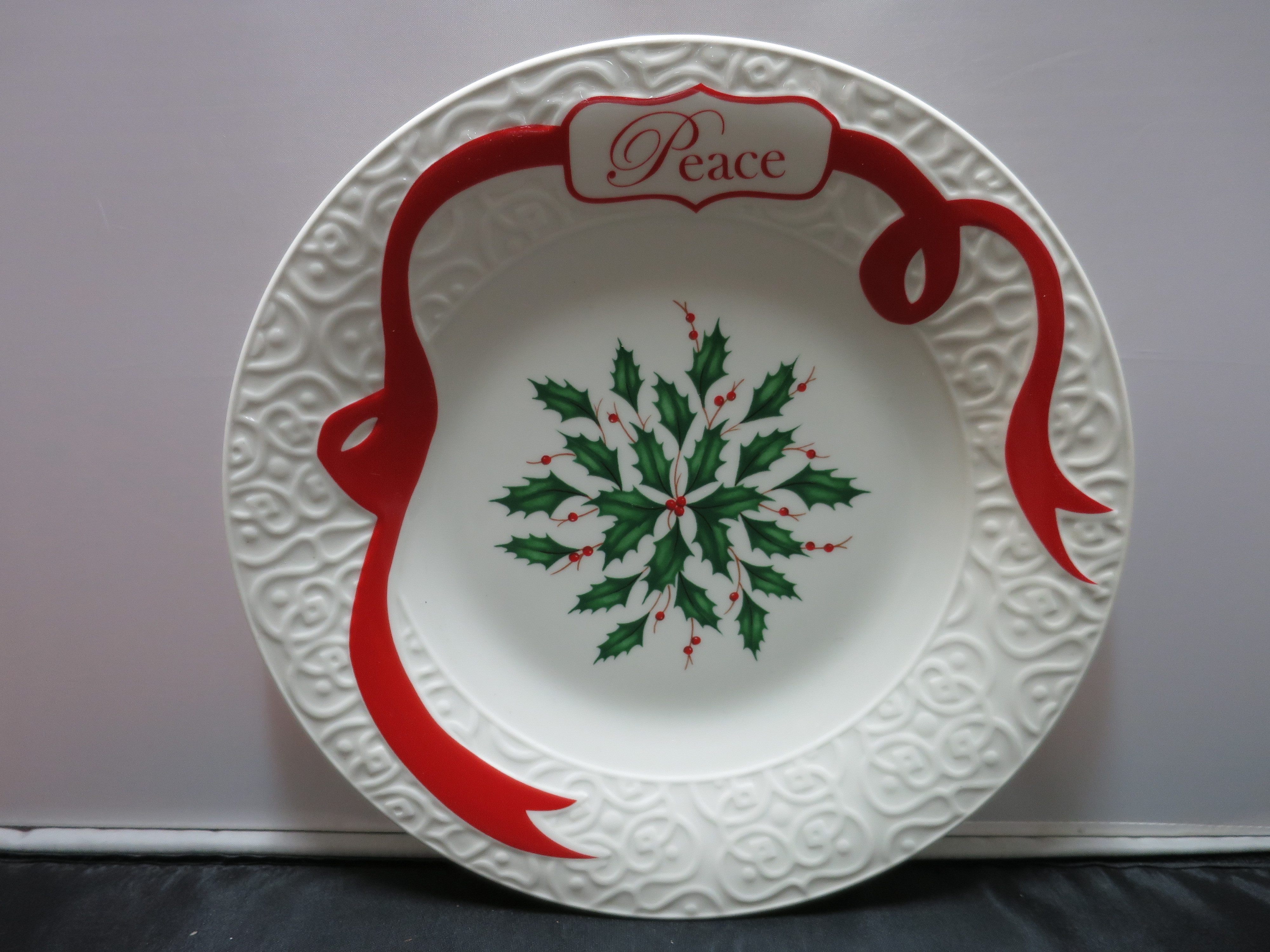 Lenox Holiday Carved Accent Plates Set of 4 White Boxed 9.5 Peace