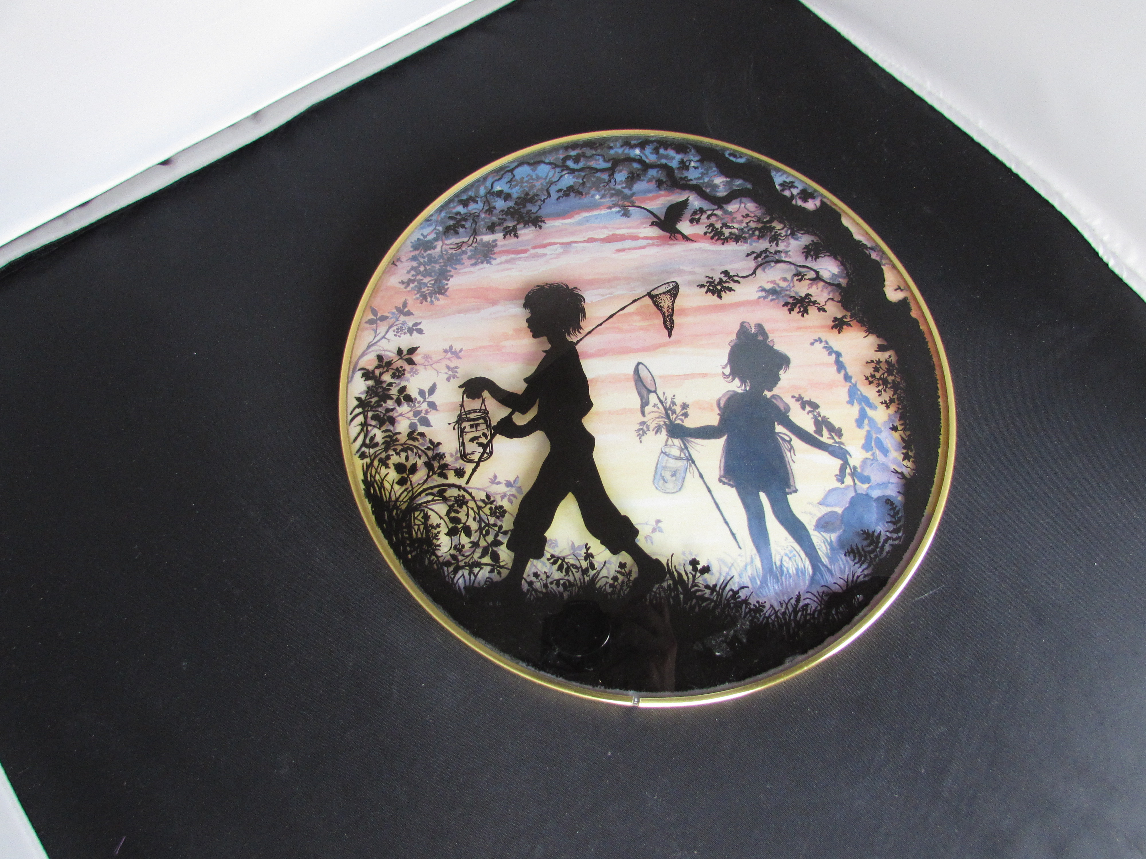 Silhouette Convex Glass Boy Girl Netting Fish 10 inch