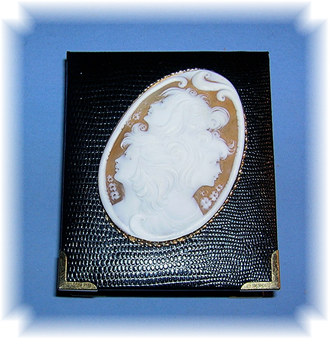 Brooch 14K Gold Shell 3 Faces Cameo
