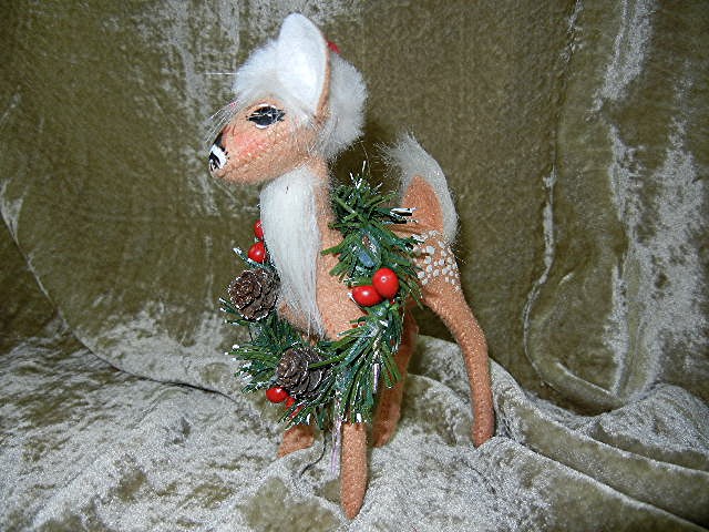 Christmas Annalee 6 inch reindeer with wreath