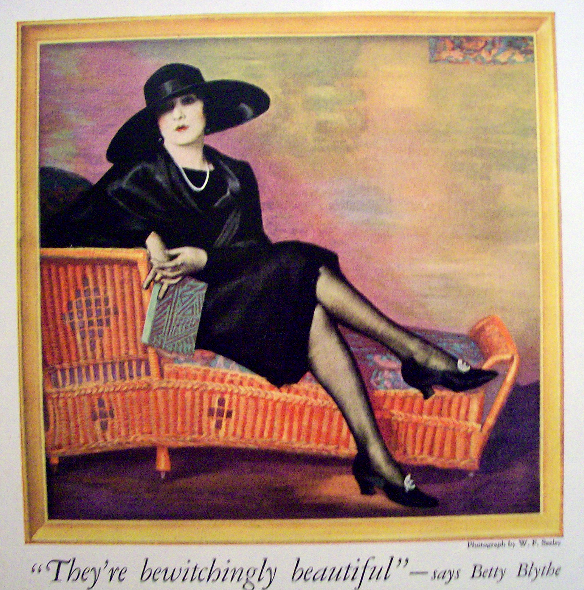 Vintage Ad: 1925 Ipswich De Luxe Hosiery