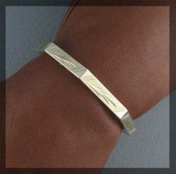 Bracelet 14K Yellow Gold Hexagonal  Hinged Bangle