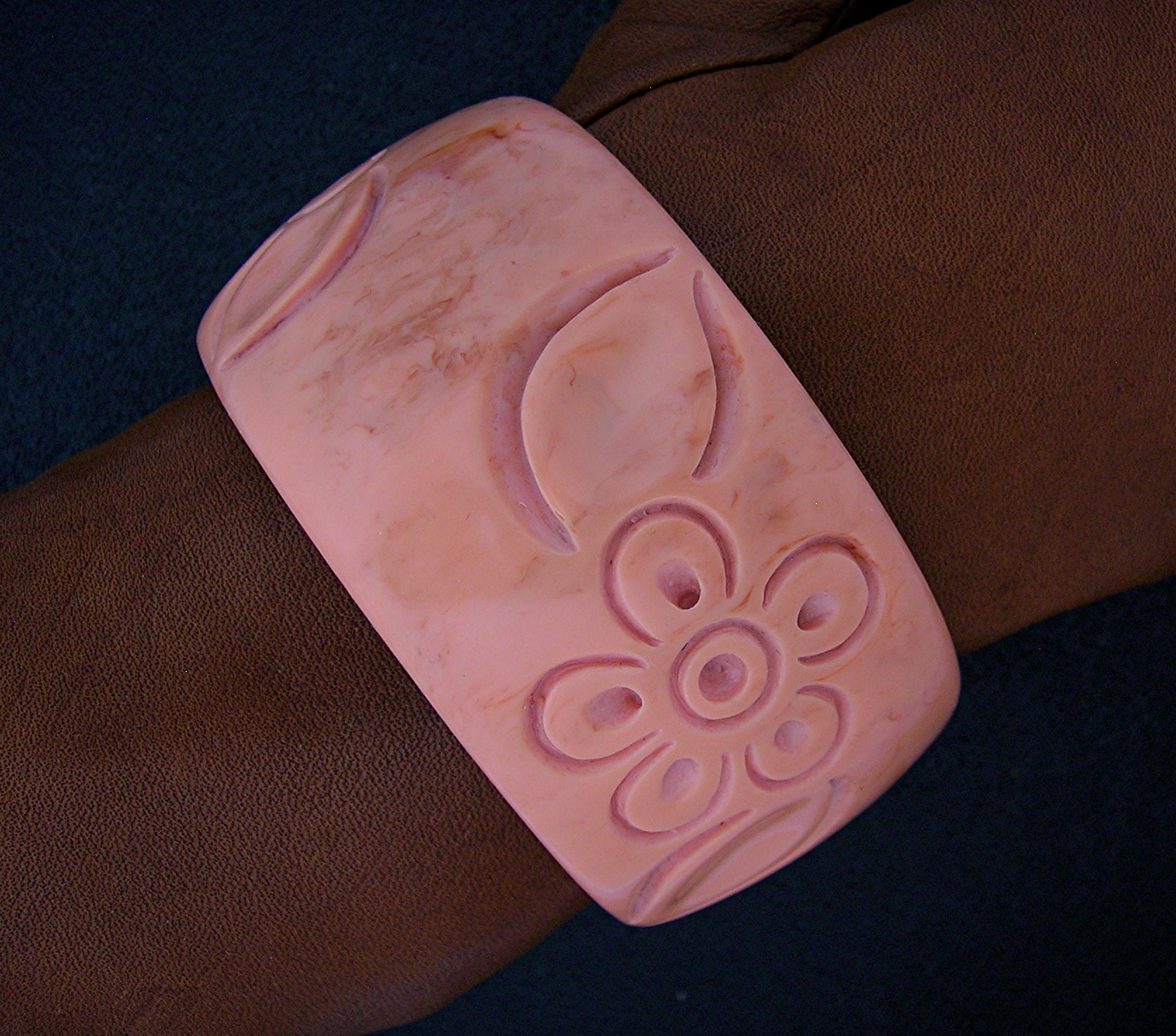 Pink Caramel Carved LUCITE Flower bangle bracelet