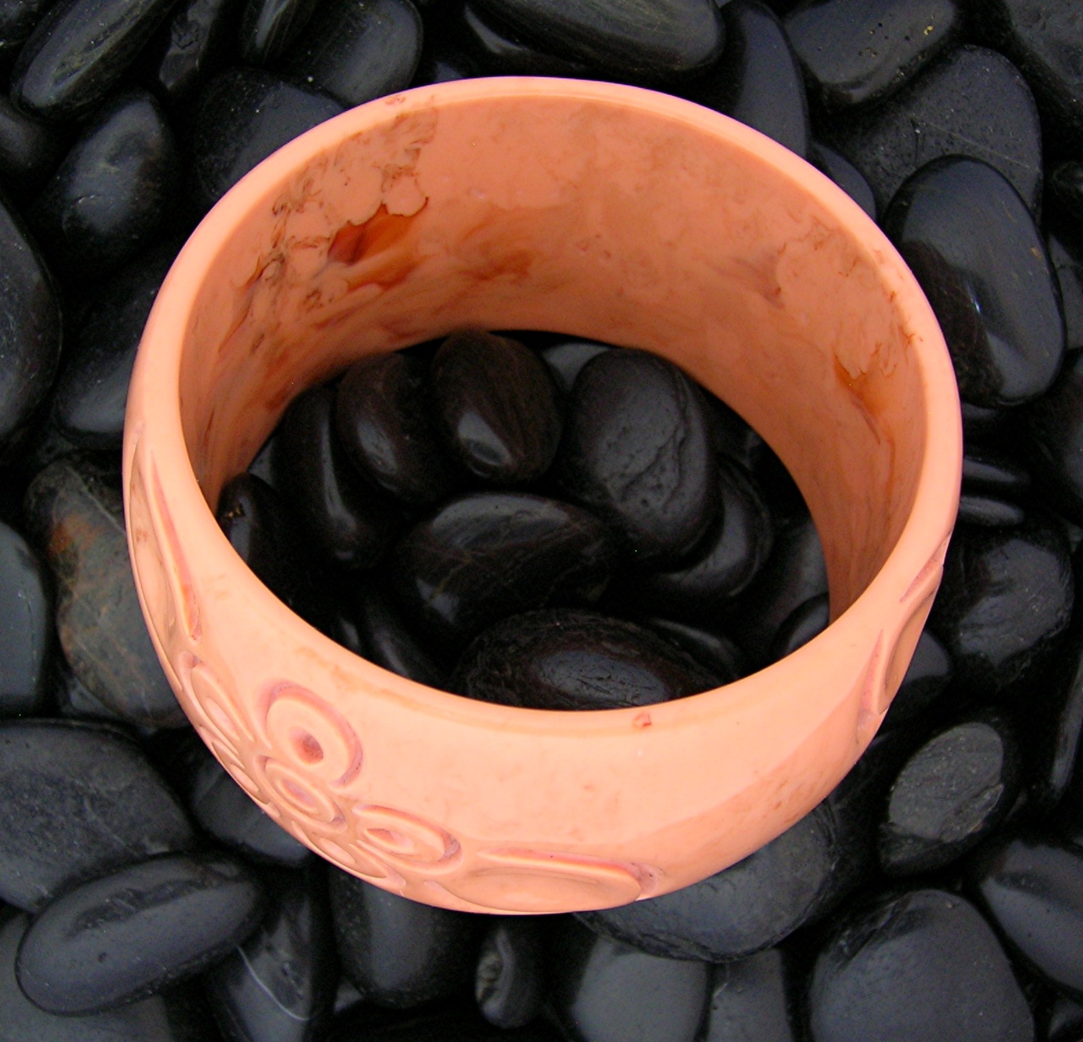 Pink Caramel Carved LUCITE Flower bangle bracelet