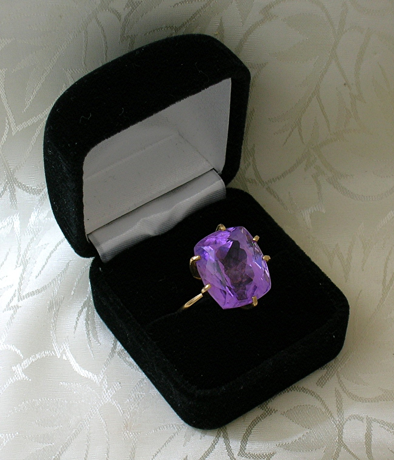 Ring  18K Gold and Claw set Natural Amethyst
