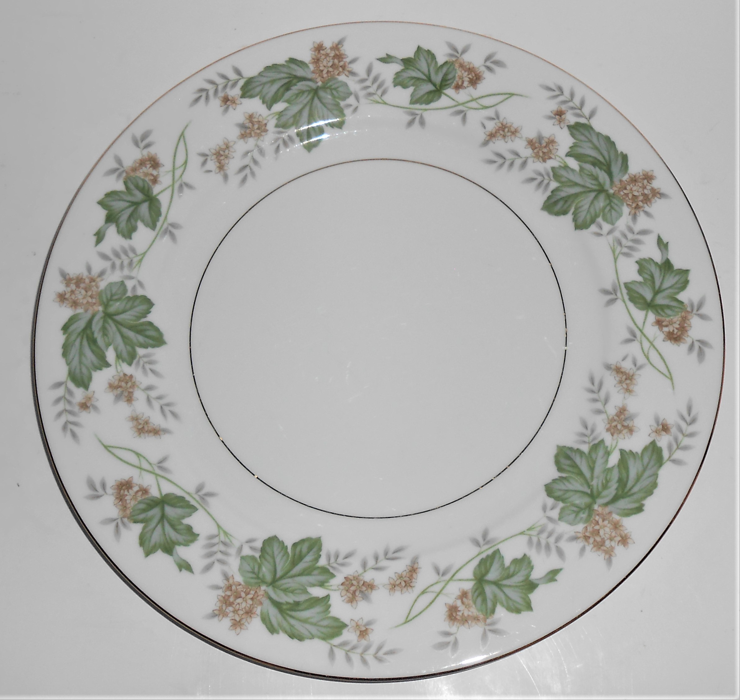 Noritake Porcelain China 5312 Daphne W/Gold Dinner Pl