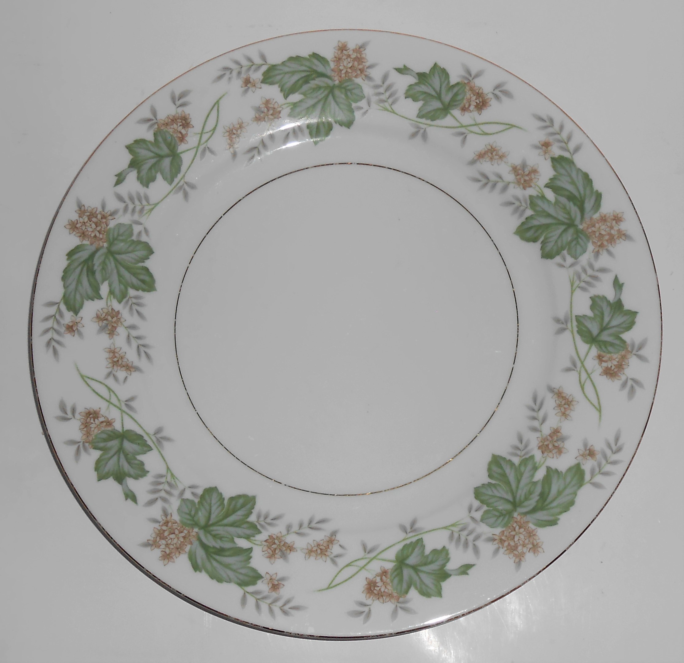 Noritake Porcelain China 5312 Daphne W/Gold Dinner Pl