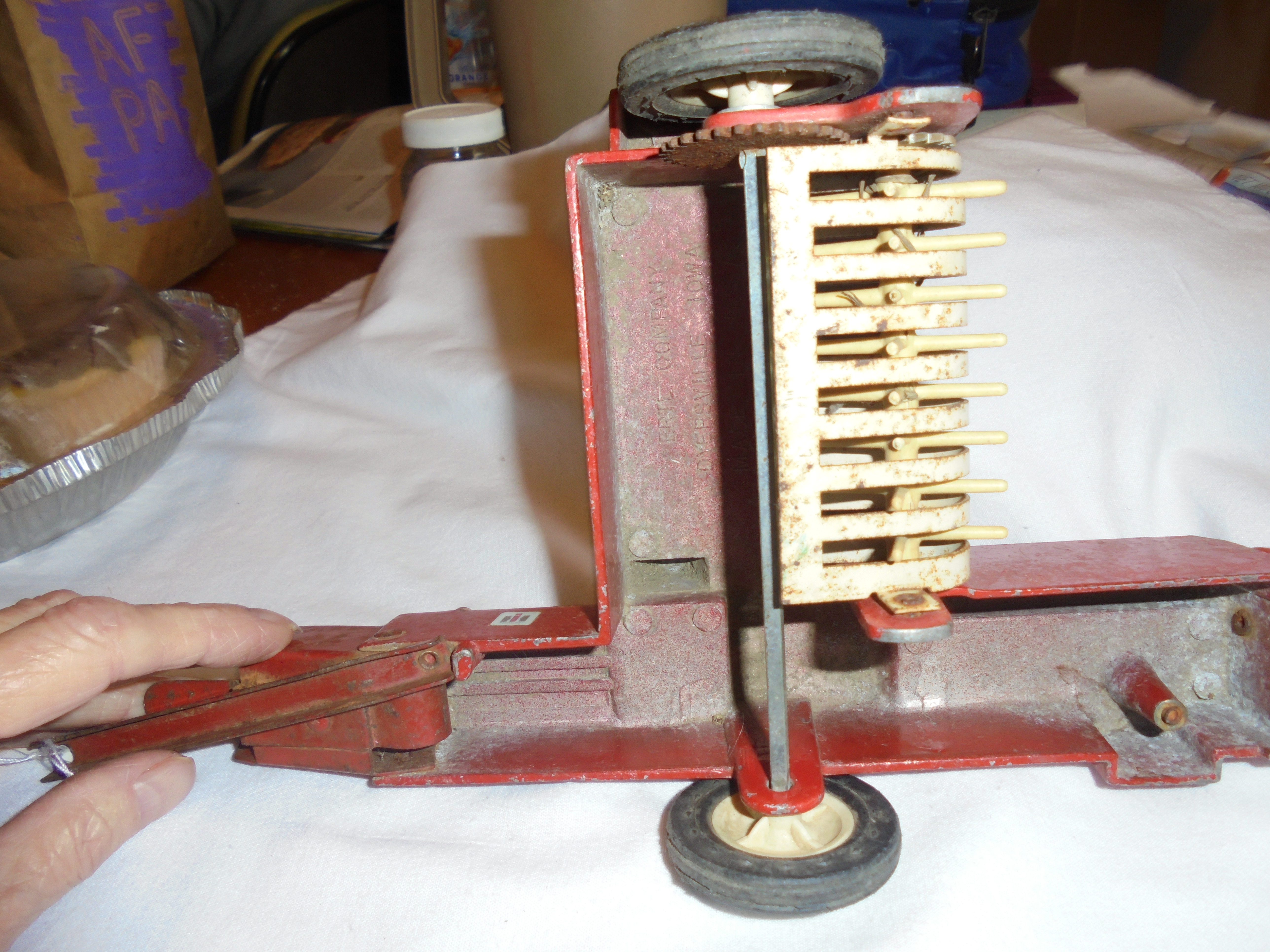 Ertl International Harvester Hay Baler 1/16