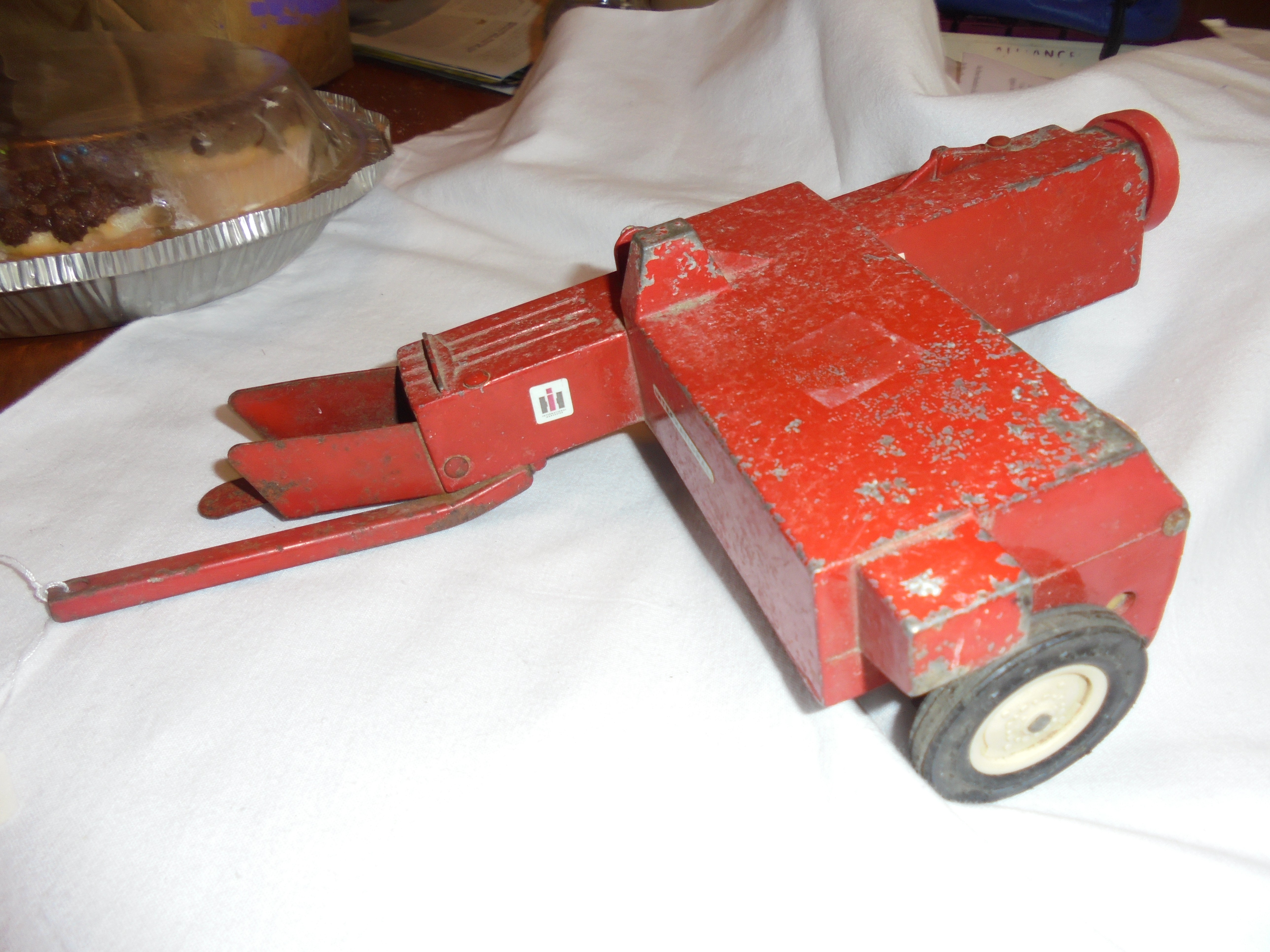 Ertl International Harvester Hay Baler 1/16