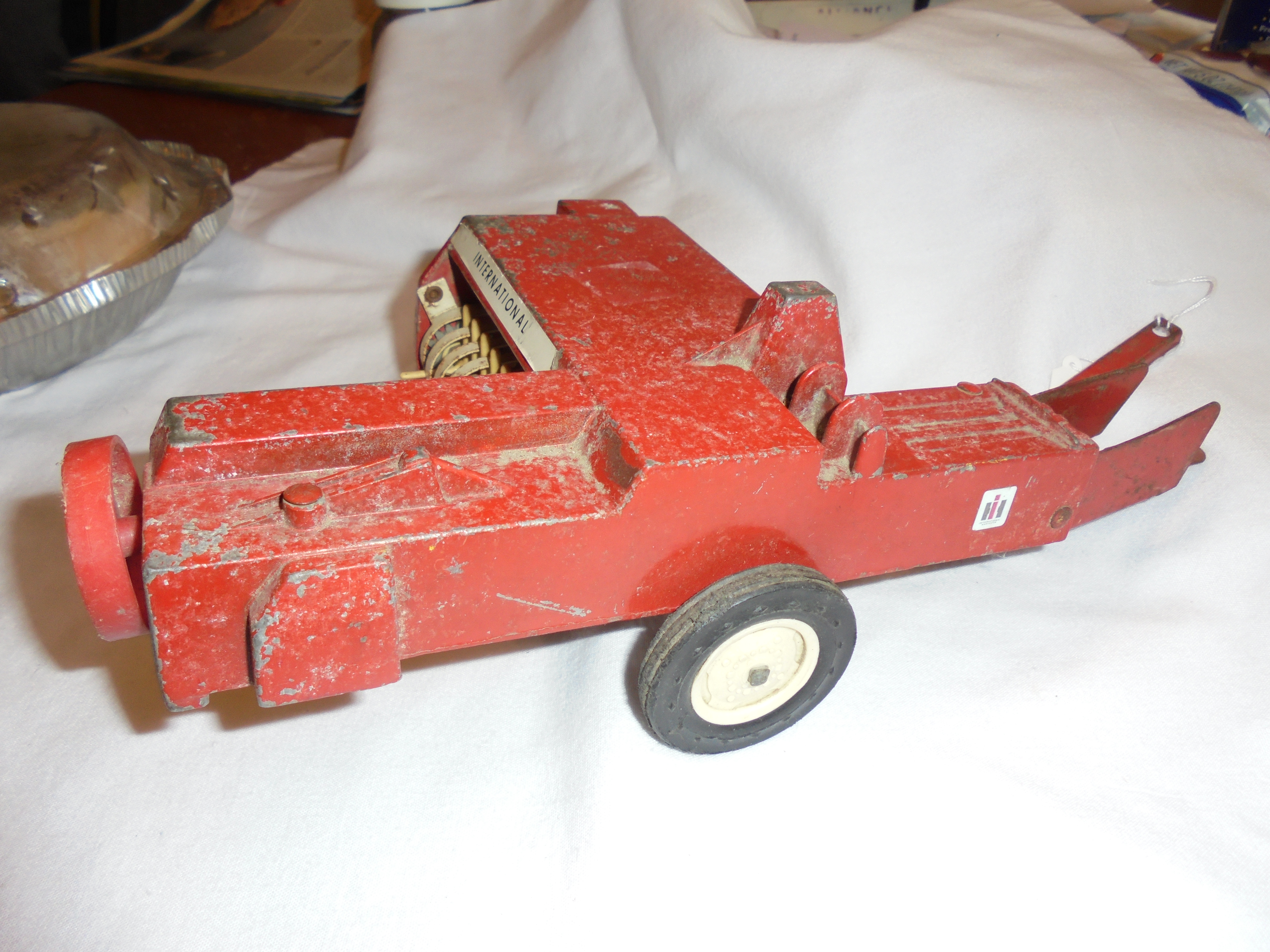 Ertl International Harvester Hay Baler 1/16