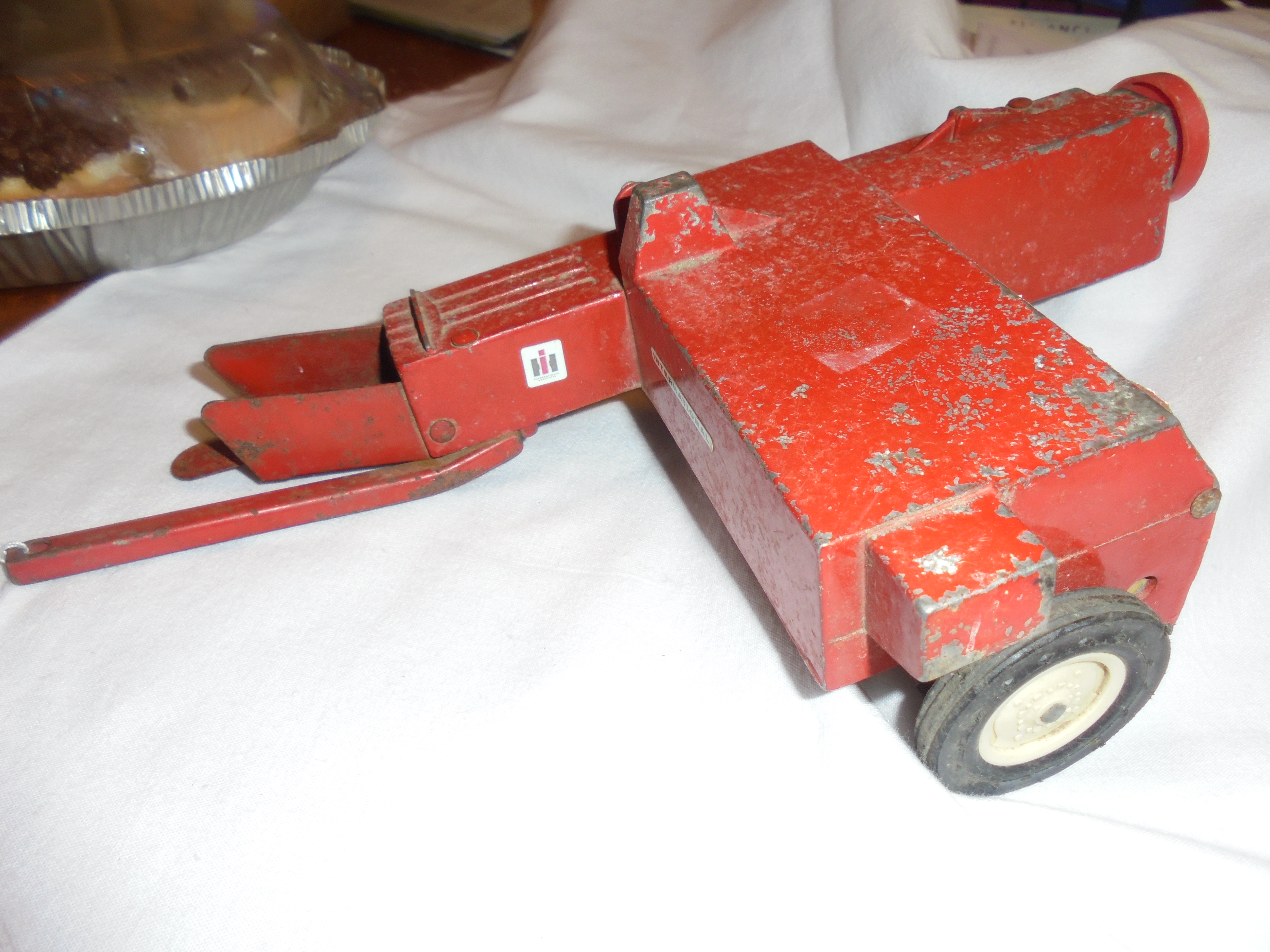 Ertl International Harvester Hay Baler 1/16