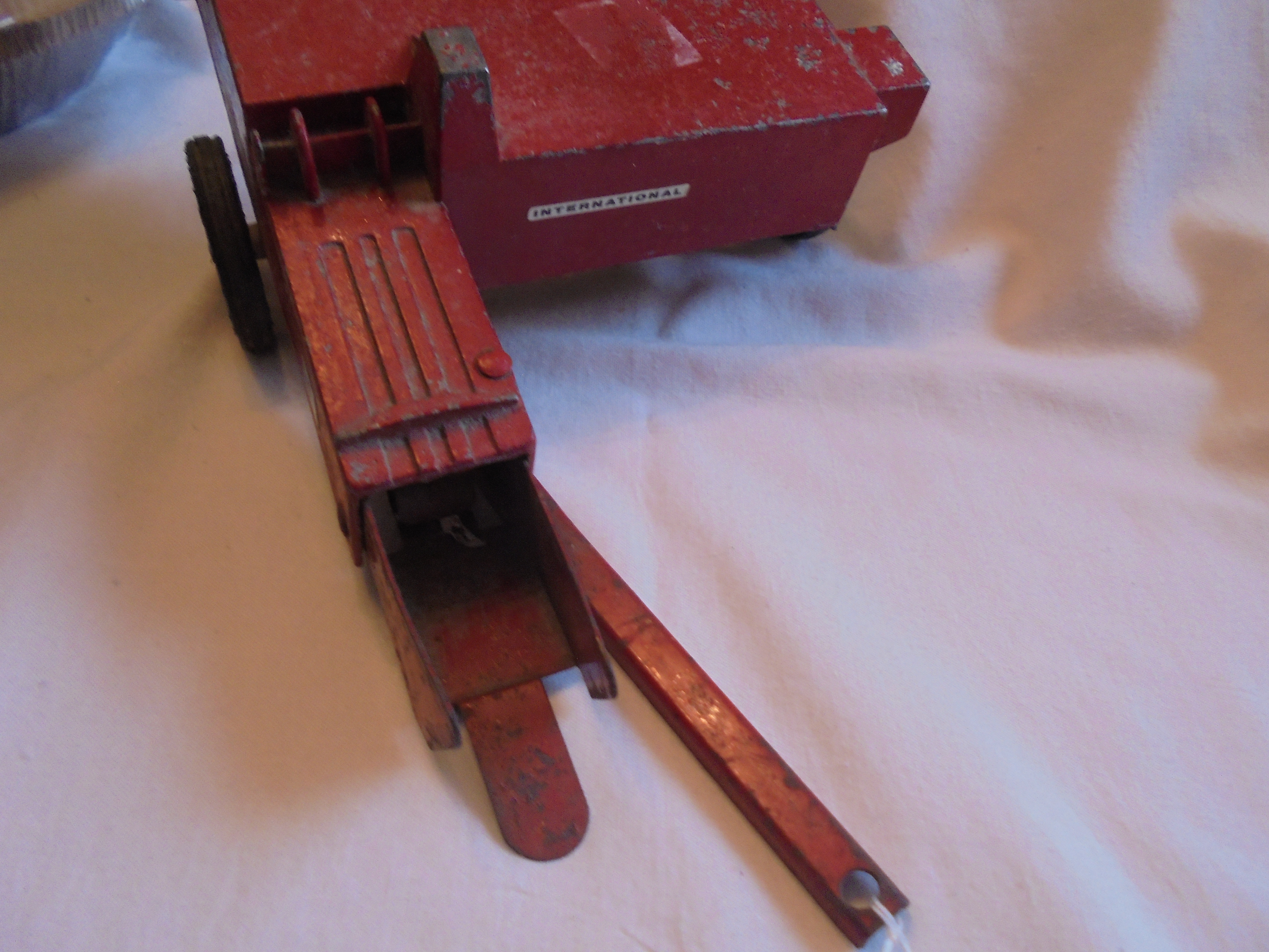 Ertl International Harvester Hay Baler 1/16