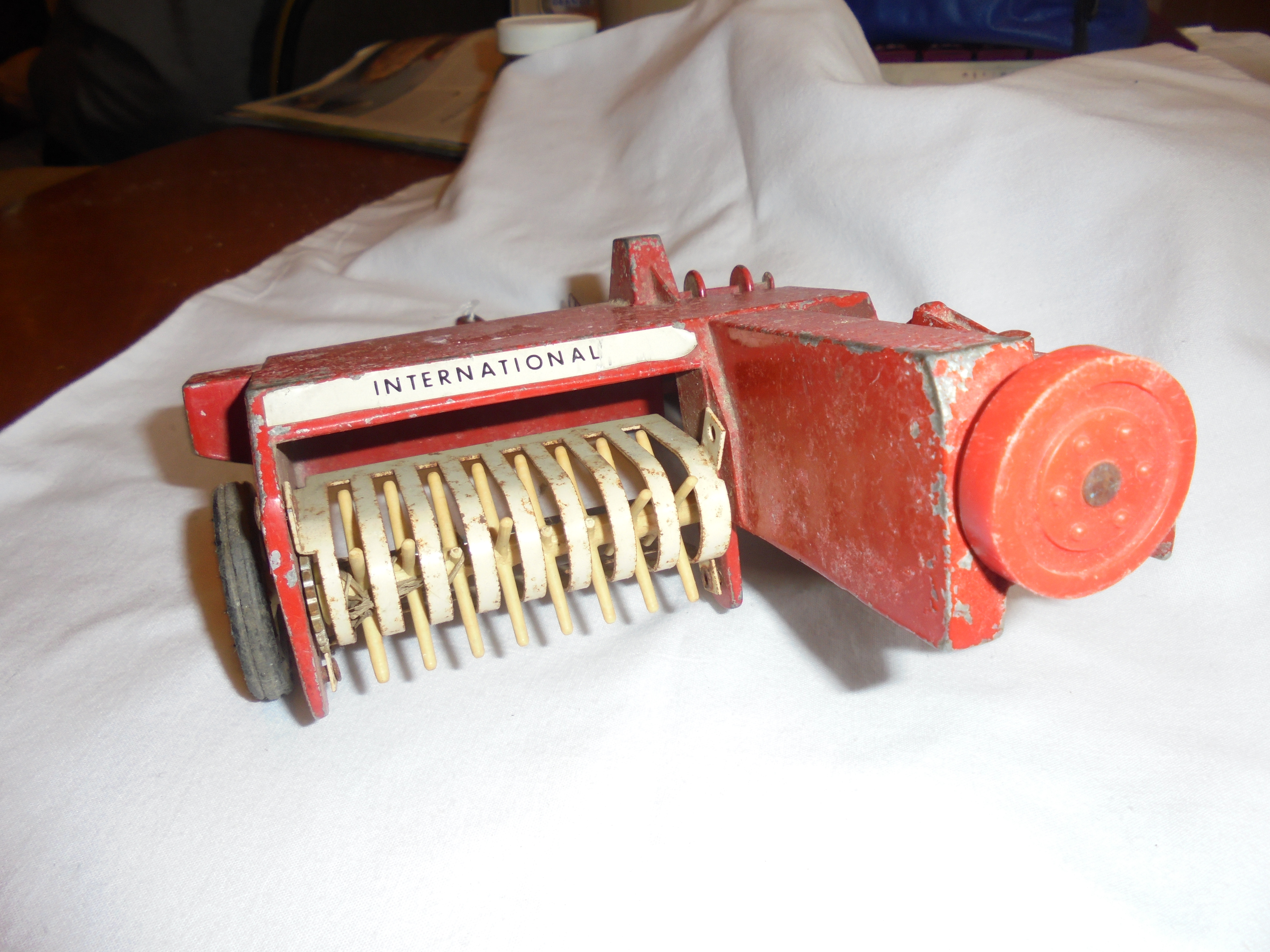 Ertl International Harvester Hay Baler 1/16