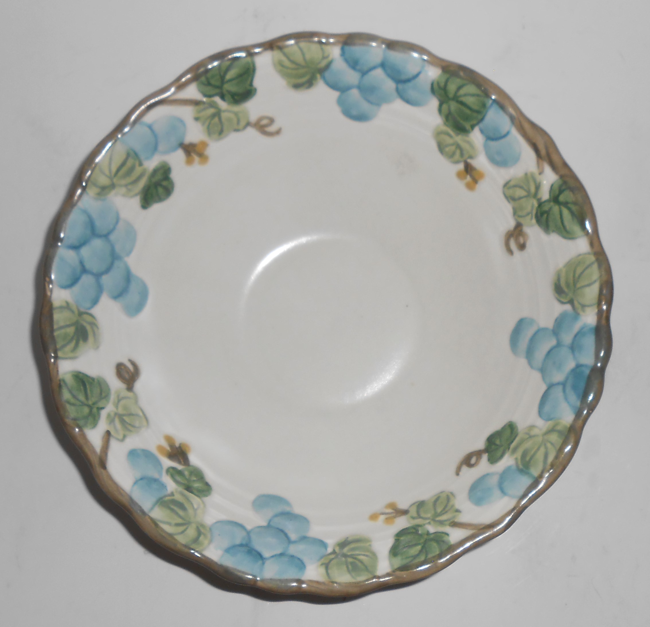 Metlox Pottery Poppy Trail Sculptured Grape 8.5'' Veg