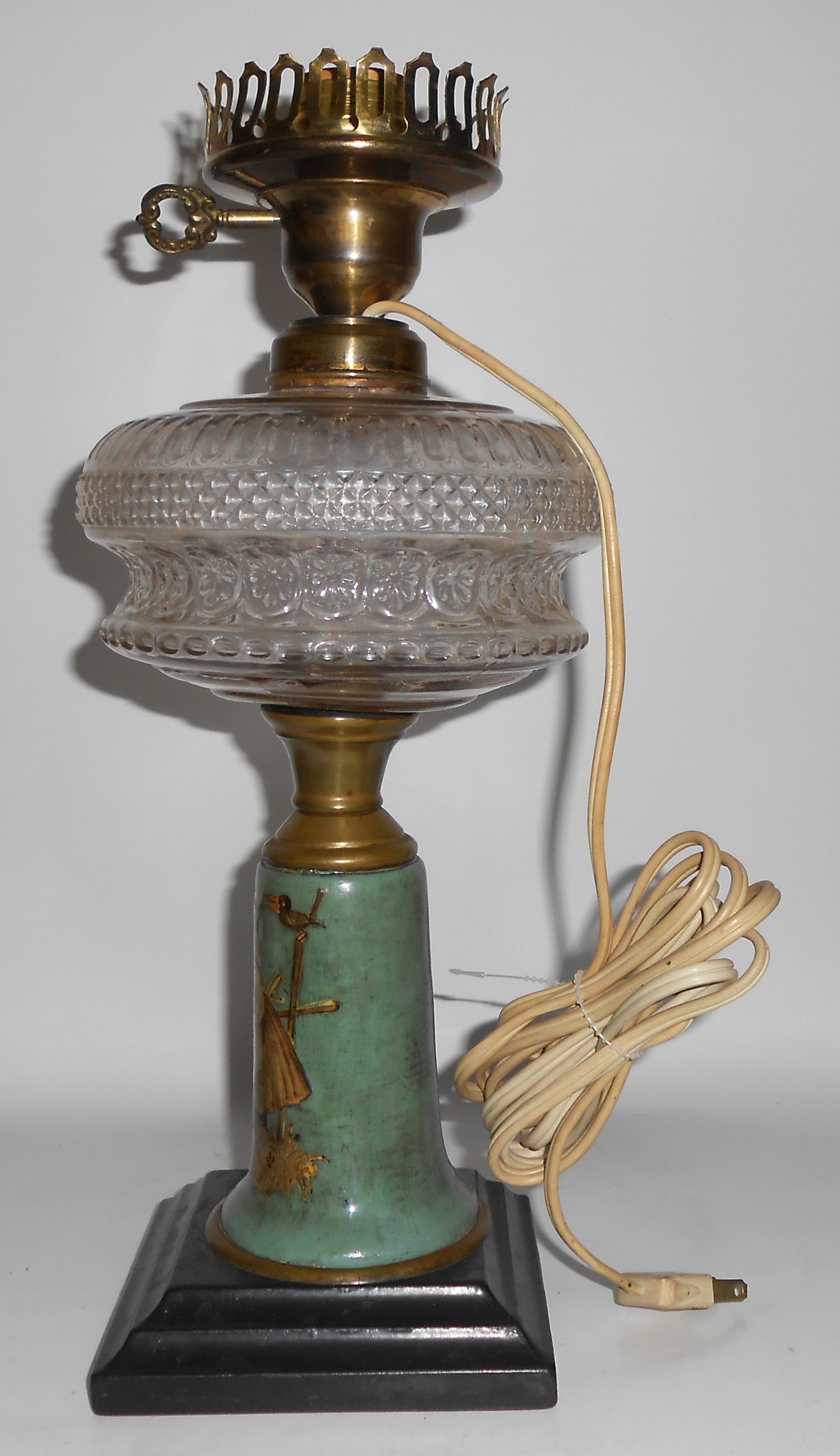 VINTAGE Queen Anne Oil Lamp Metal Pedestal Hand Decorat