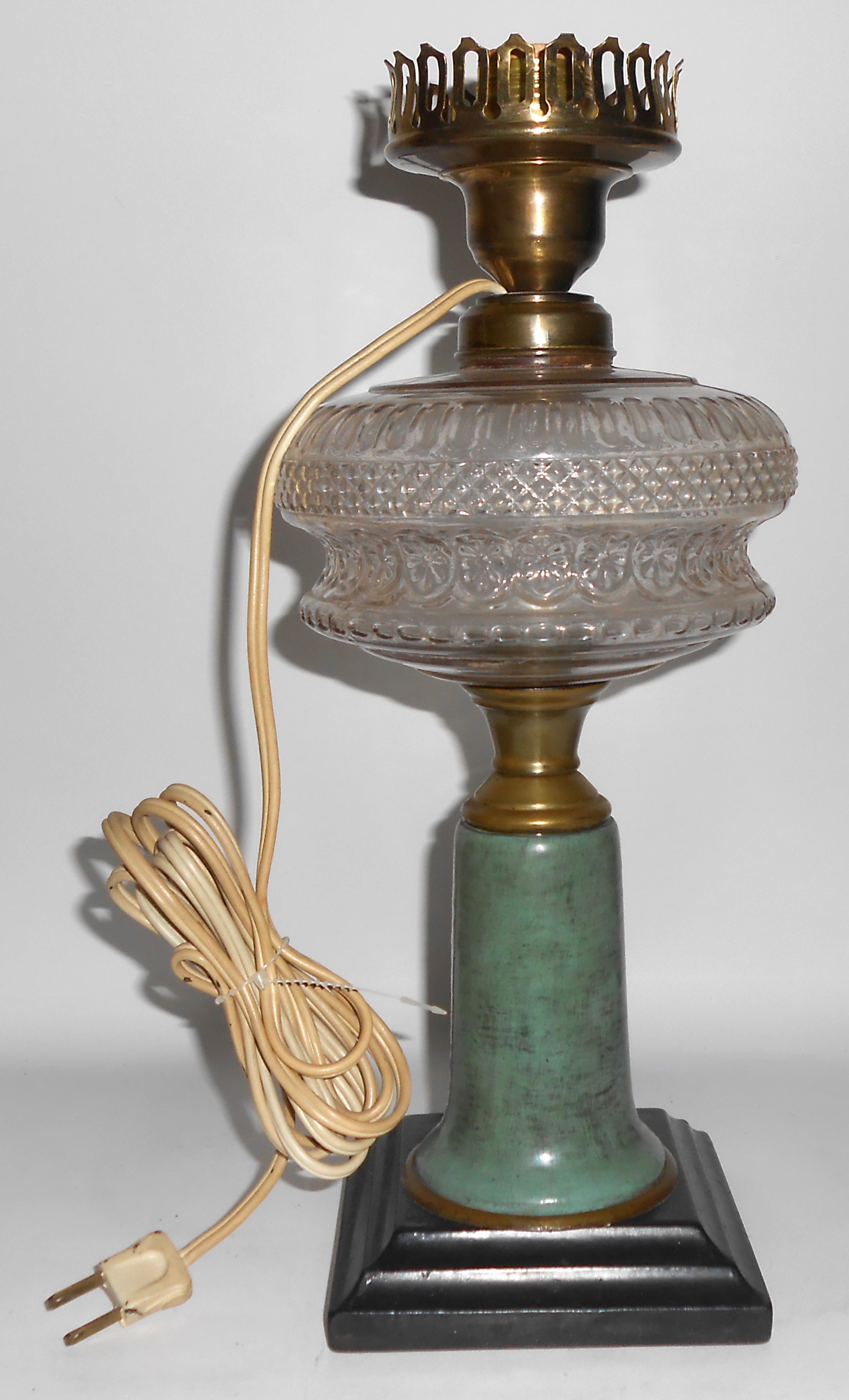 VINTAGE Queen Anne Oil Lamp Metal Pedestal Hand Decorat