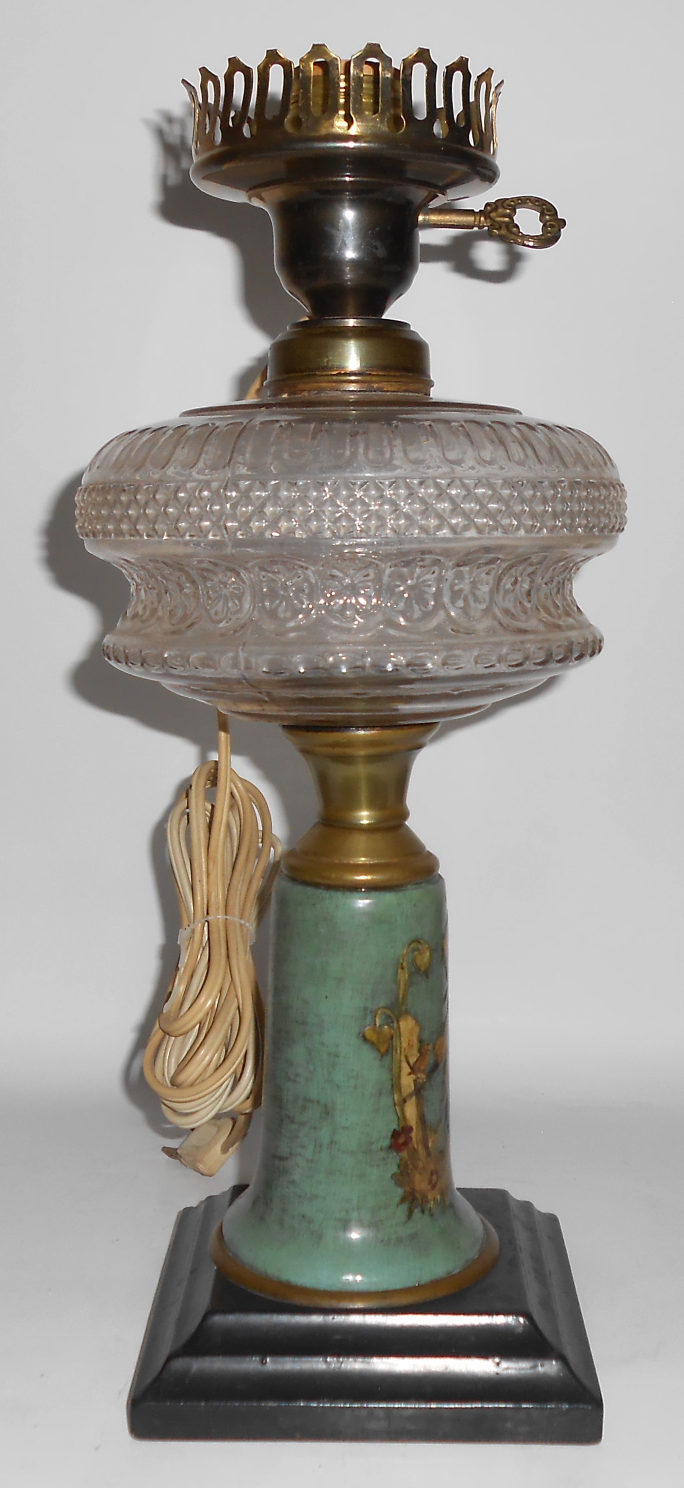 VINTAGE Queen Anne Oil Lamp Metal Pedestal Hand Decorat