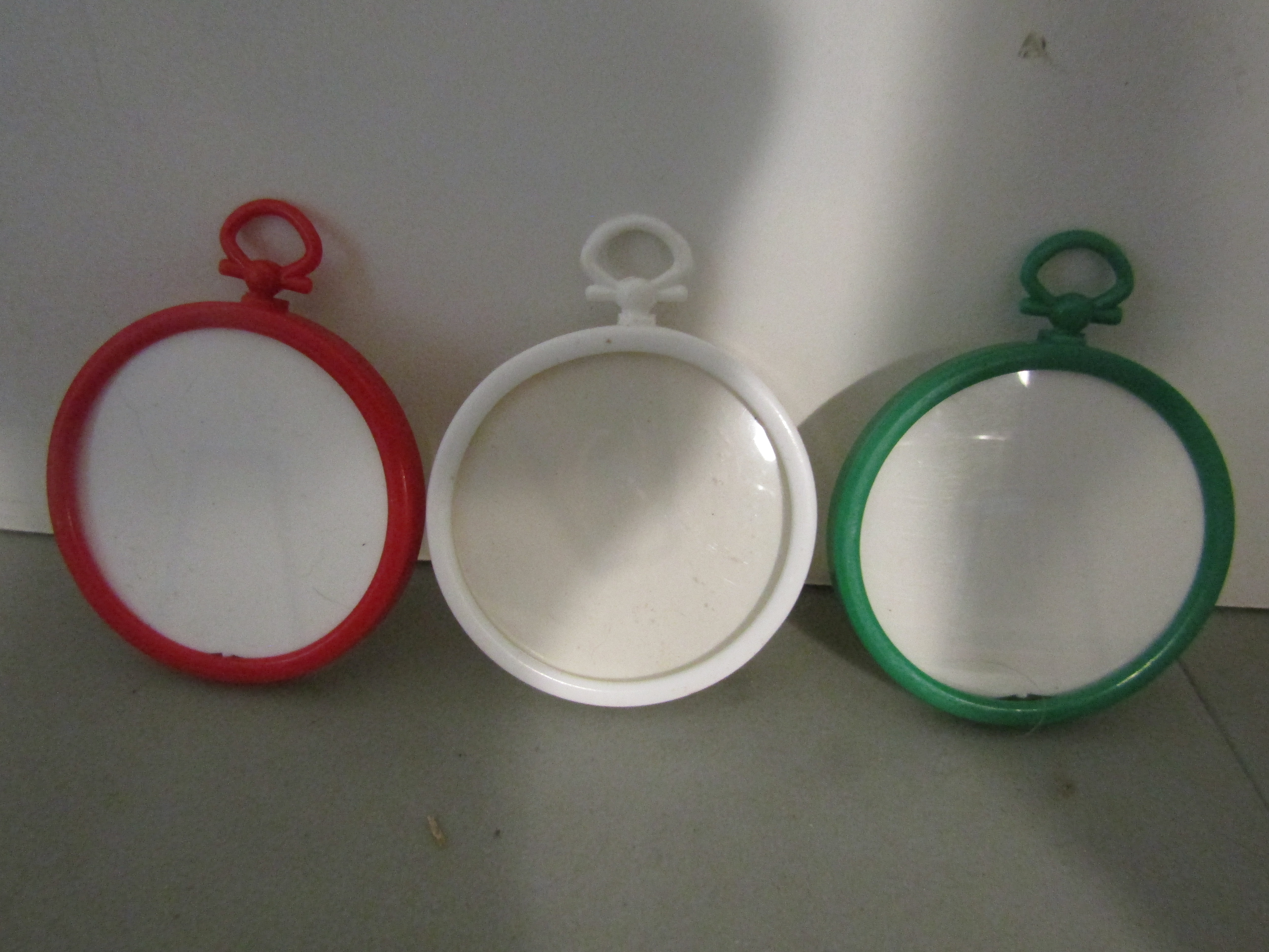 Vintage Mini Round Plastic Craft White/Green/Red Frames