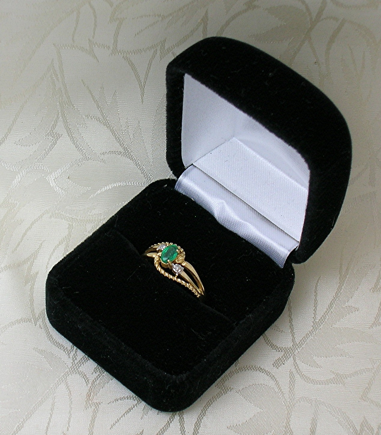 Ring 10K Gold Oval Emerald Diamond Accent