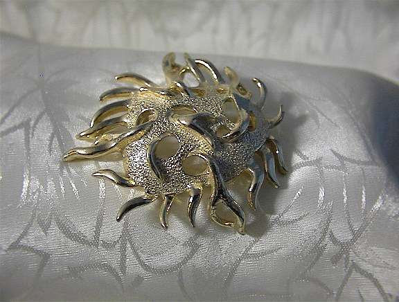 SARAH COVENTRY Large Goldtone SARAH COVENTRY Brooch