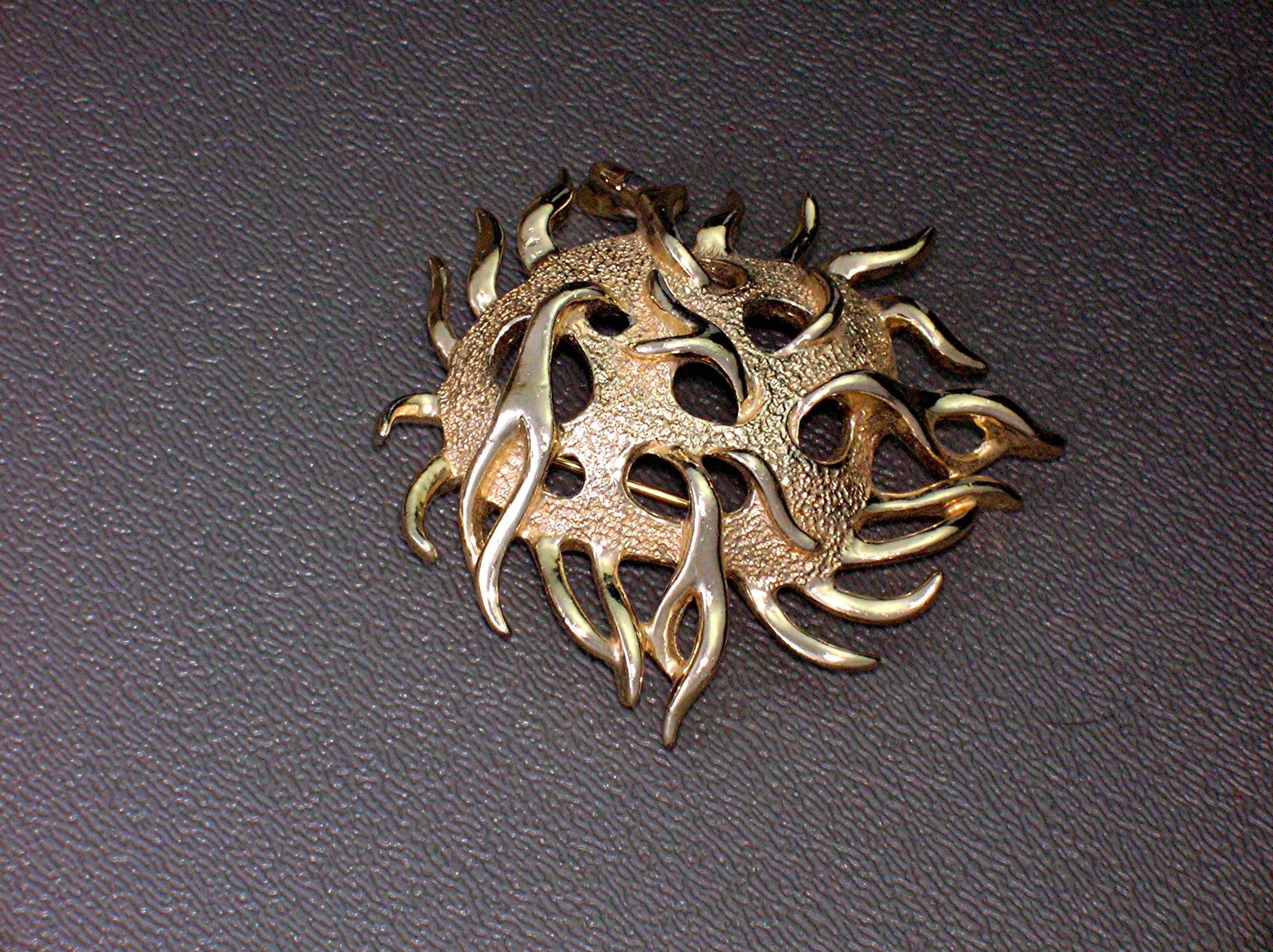SARAH COVENTRY Large Goldtone SARAH COVENTRY Brooch