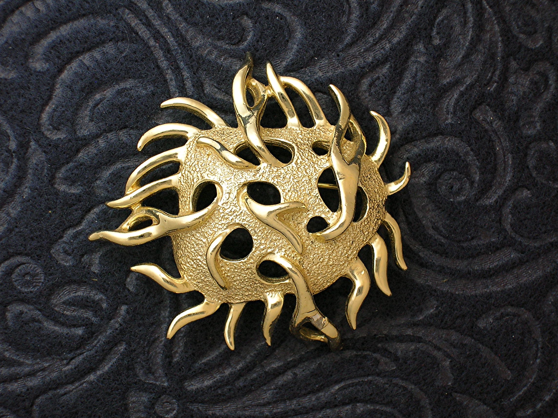 SARAH COVENTRY Large Goldtone SARAH COVENTRY Brooch
