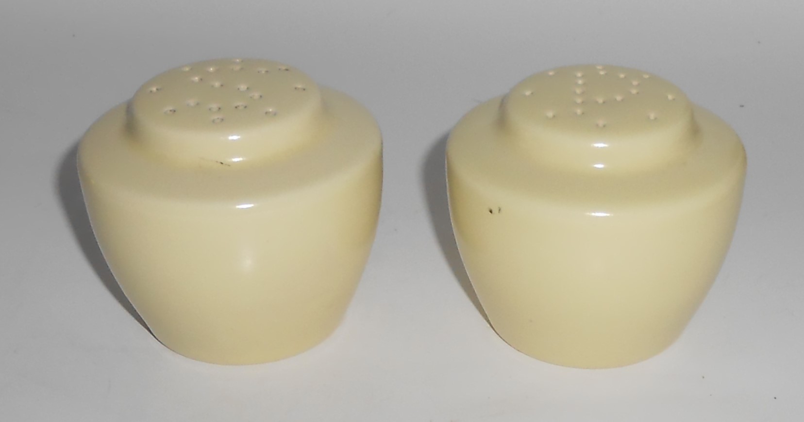 Vernon Kilns Pottery Pottery Ultra California Yellow Sa